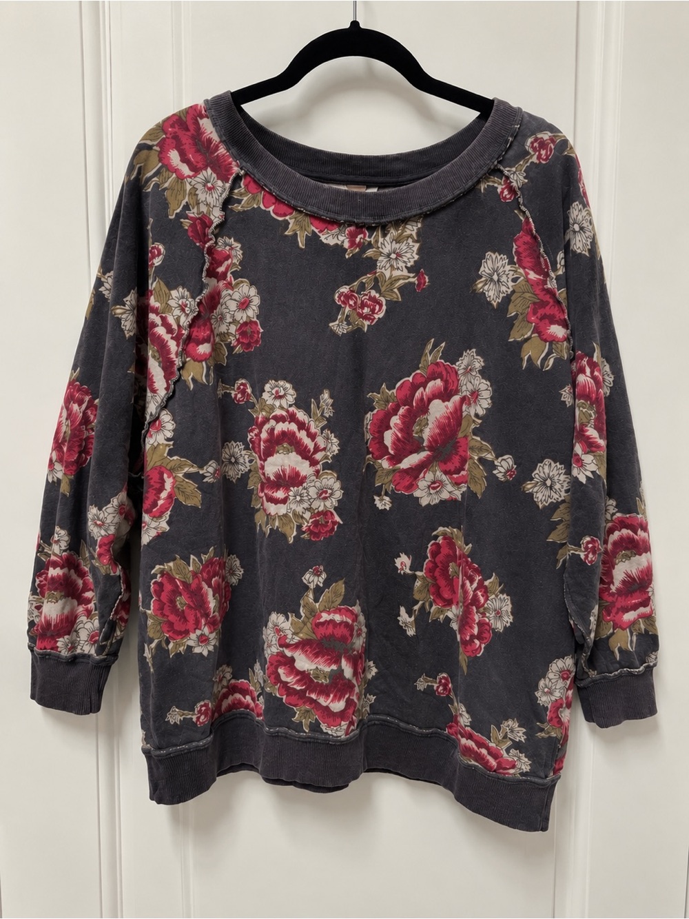 Free People Crewneck OversizedSweater/Sweatshirt with Rose Print.